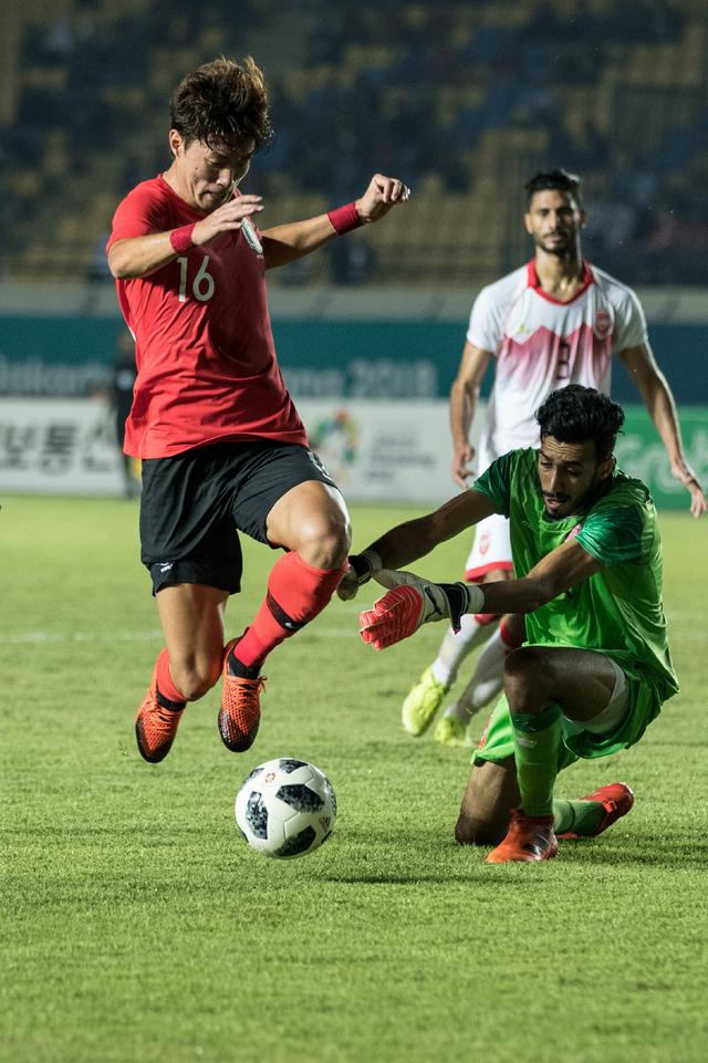 德国世界杯客场球衣实物图：深海军蓝设计+薄荷绿点缀（德国队世界杯客场战袍曝光：深海军蓝主色，薄荷绿点缀）