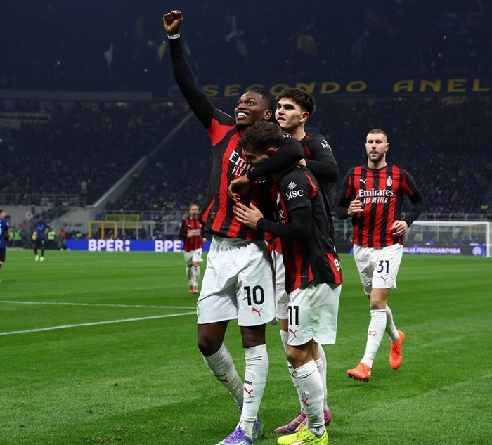 电讯报：曼联执意追求谢什科的做法显得有些奇怪