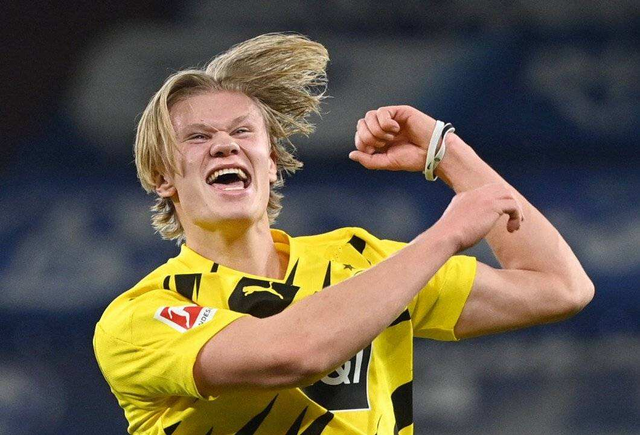 俄极限运动员挑战在1800米高空踢球，进球后做出C罗庆祝动作