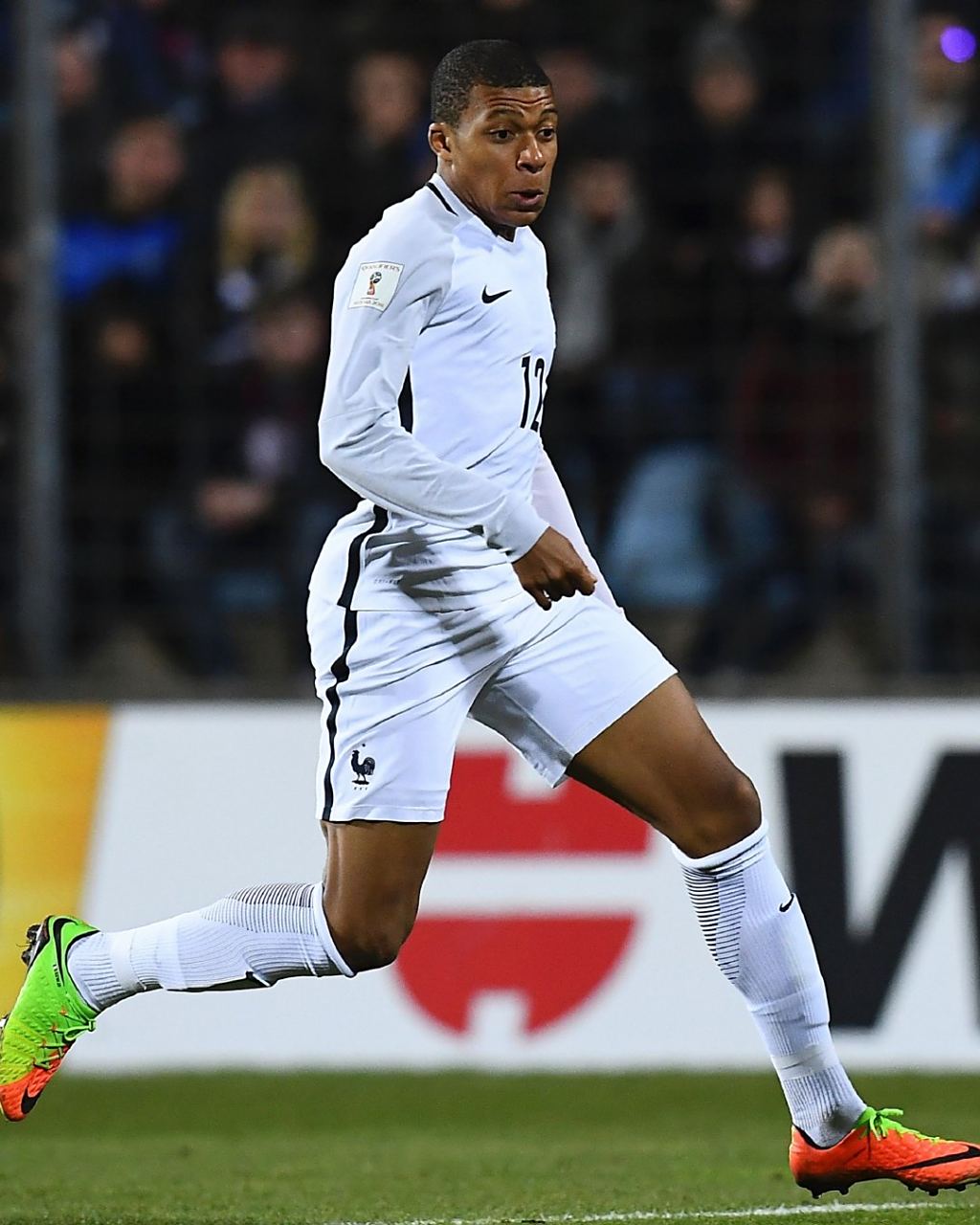 告别队长，热刺球员赛后在球场上将孙兴慜高高抛起